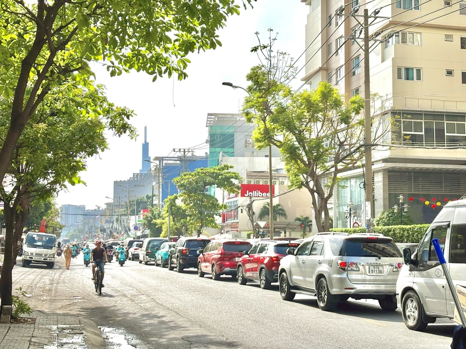 Ô tô vào làn hỗn hợp ùn ứ gây tranh cãi: Đúng luật nhưng có 'đúng tình'? Ô tô vào làn hỗn hợp ùn ứ gây tranh cãi: Đúng luật nhưng có 'đúng tình'?