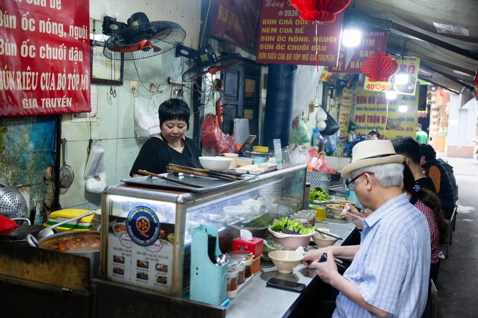 Ồn ào bát bún riêu 80k ở chợ Đồng Xuân: Bà chủ tố Tiktoker “nói sai sự thật”, Quan Không Gờ phản pháo! Ồn ào bát bún riêu 80k ở chợ Đồng Xuân: Bà chủ tố Tiktoker “nói sai sự thật”, Quan Không Gờ phản pháo!
