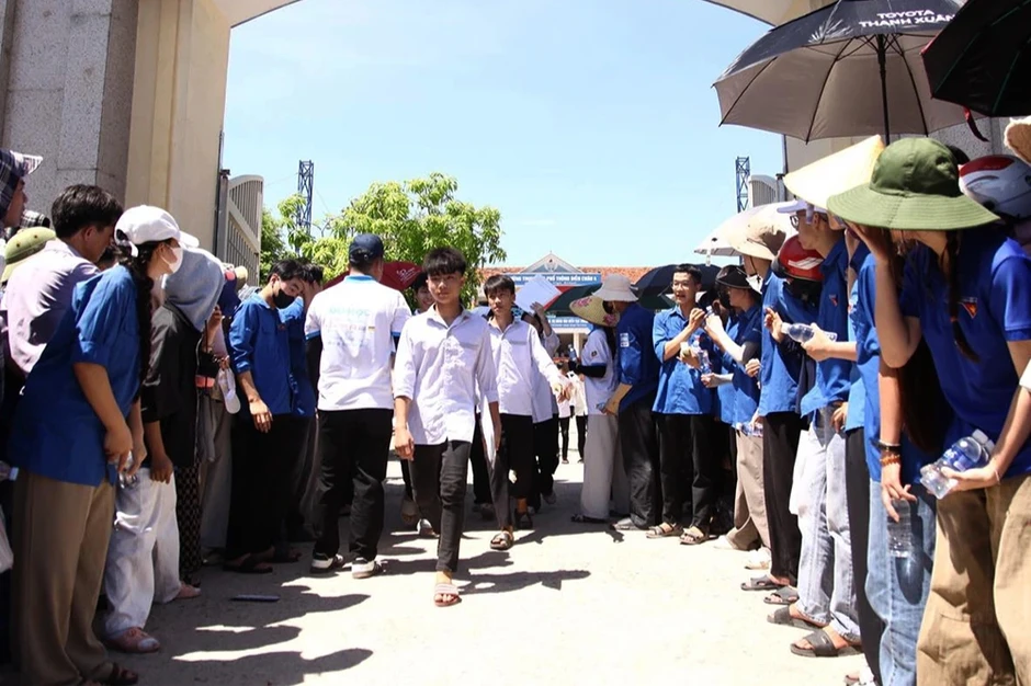 Ông bố nổi tiếng bất đắc dĩ vì đón “hụt” con sau buổi thi Ông bố nổi tiếng bất đắc dĩ vì đón “hụt” con sau buổi thi