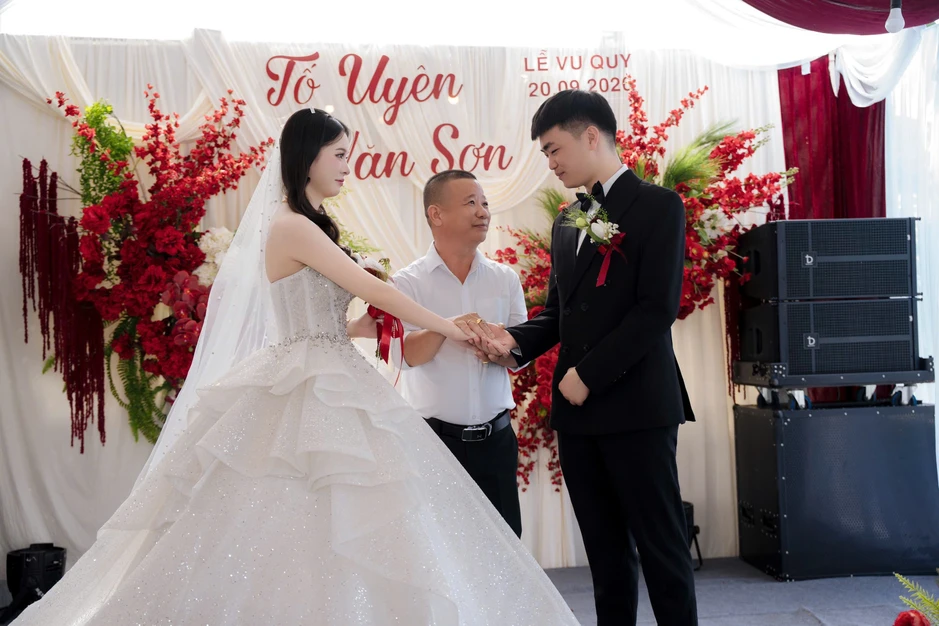 Ông bố ở Bắc Ninh khóc như mưa tiễn con gái về nhà chồng chỉ cách 6km Ông bố ở Bắc Ninh khóc như mưa tiễn con gái về nhà chồng chỉ cách 6km