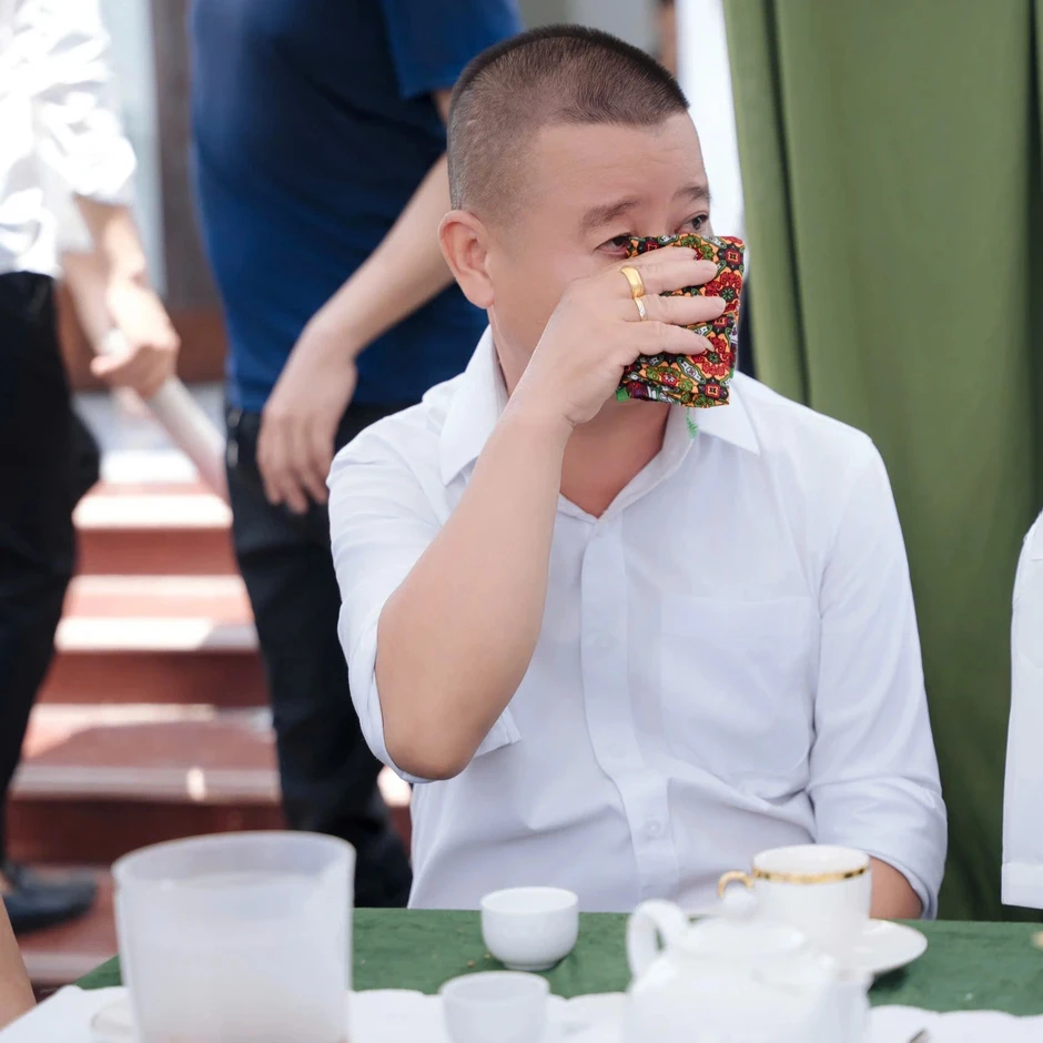 Ông bố ở Bắc Ninh khóc như mưa tiễn con gái về nhà chồng chỉ cách 6km Ông bố ở Bắc Ninh khóc như mưa tiễn con gái về nhà chồng chỉ cách 6km