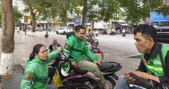 Ông bố trẻ bạc mặt chạy Grab kiếm 15 triệu/tháng, có cuốc chỉ đủ mua trà đá