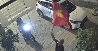 Ông bố trẻ mượn cờ "đi bão", hành động sau đó được khen quá uy tín