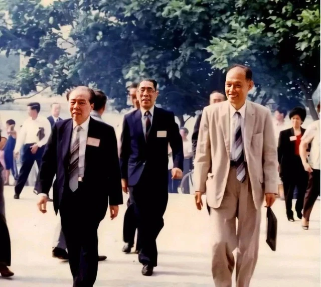 Ông lão U100 có sản tài 1,2 triệu tỷ: Động lực làm giàu từ tình yêu không môn đăng hộ đối với cô tiểu thư Ông lão U100 có sản tài 1,2 triệu tỷ: Động lực làm giàu từ tình yêu không môn đăng hộ đối với cô tiểu thư