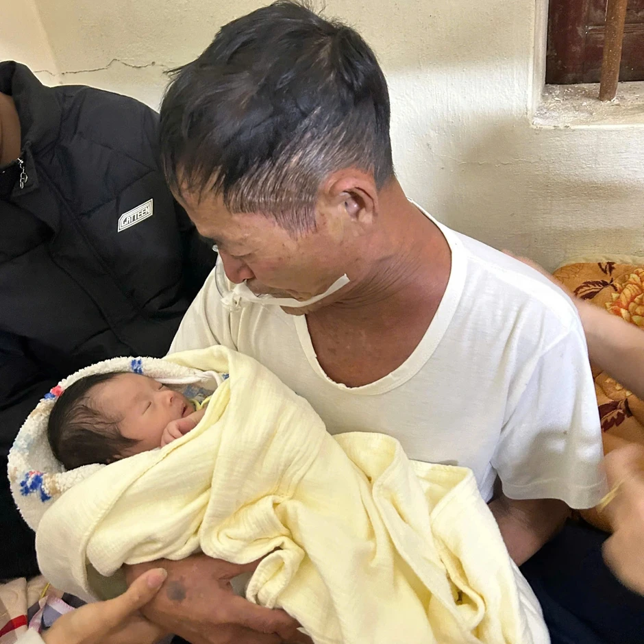 Ông nội đeo ống thở, viết giấy để được ôm cháu trai lần cuối Ông nội đeo ống thở, viết giấy để được ôm cháu trai lần cuối