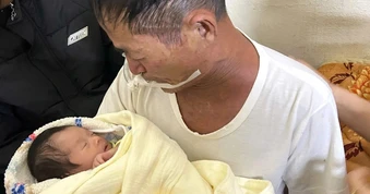 Ông nội đeo ống thở, viết giấy để được ôm cháu trai lần cuối