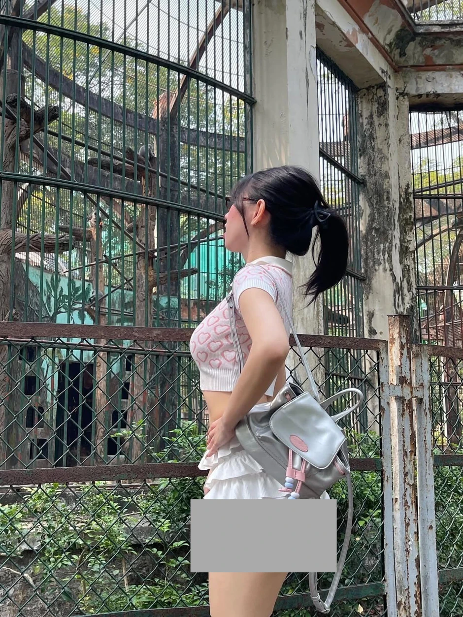 Phản cảm hình ảnh cô gái mặc váy ngắn đến lộ cả vòng 3 để đi Thảo Cầm Viên Phản cảm hình ảnh cô gái mặc váy ngắn đến lộ cả vòng 3 để đi Thảo Cầm Viên