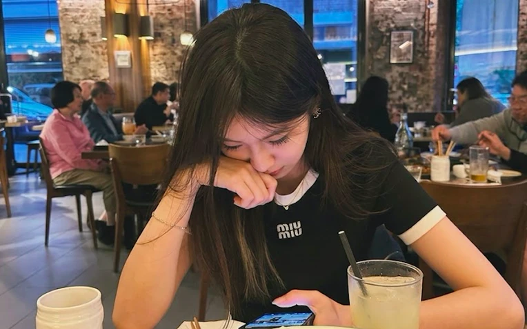 Phản ứng của người tinh tế khi người khác đang kể chuyện nhưng điện thoại liên tục rung Phản ứng của người tinh tế khi người khác đang kể chuyện nhưng điện thoại liên tục rung