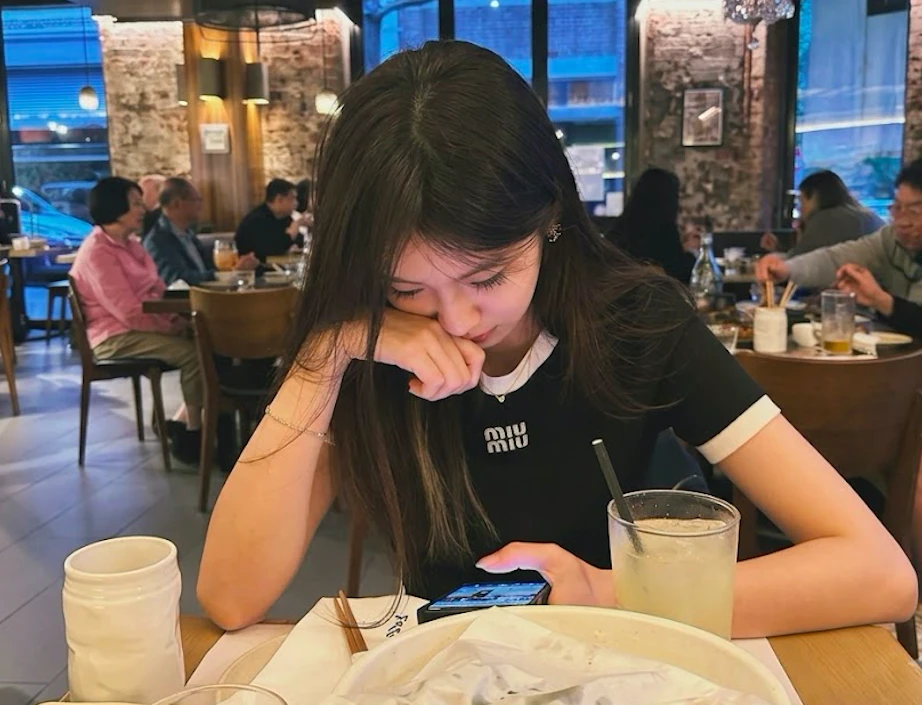 Phản ứng của người tinh tế khi người khác đang kể chuyện nhưng điện thoại liên tục rung Phản ứng của người tinh tế khi người khác đang kể chuyện nhưng điện thoại liên tục rung
