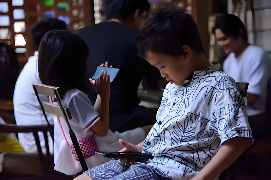 Phát hiện 7 chiếc điện thoại bị giấu kín trong nhà nhờ máy dò kim loại Phát hiện 7 chiếc điện thoại bị giấu kín trong nhà nhờ máy dò kim loại
