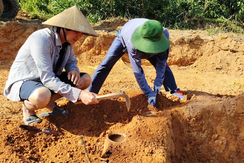 Phát hiện mộ gạch cổ có 2 thanh kiếm chưa từng được ghi nhận Phát hiện mộ gạch cổ có 2 thanh kiếm chưa từng được ghi nhận