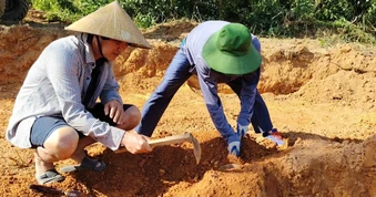 Phát hiện mộ gạch cổ có 2 thanh kiếm chưa từng được ghi nhận