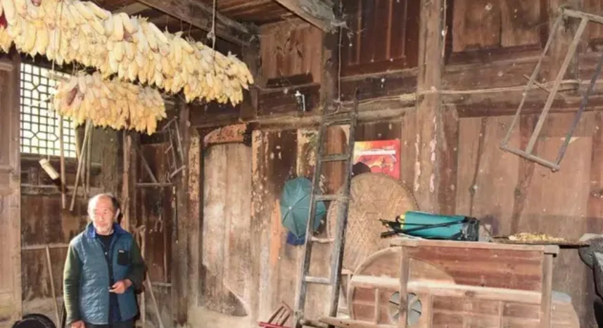 Phát hiện ngôi nhà gỗ 400 năm tuổi giá trị 3.000 tỷ đồng Phát hiện ngôi nhà gỗ 400 năm tuổi giá trị 3.000 tỷ đồng