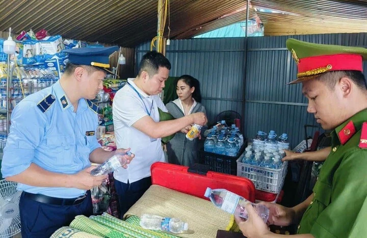 Phát hiện người phụ nữ tự rót nước vào chai mang nhãn hiệu nổi tiếng để bán