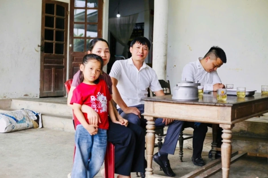 Phép màu 240 triệu dành cho cô bé mồ côi bán rau Phép màu 240 triệu dành cho cô bé mồ côi bán rau