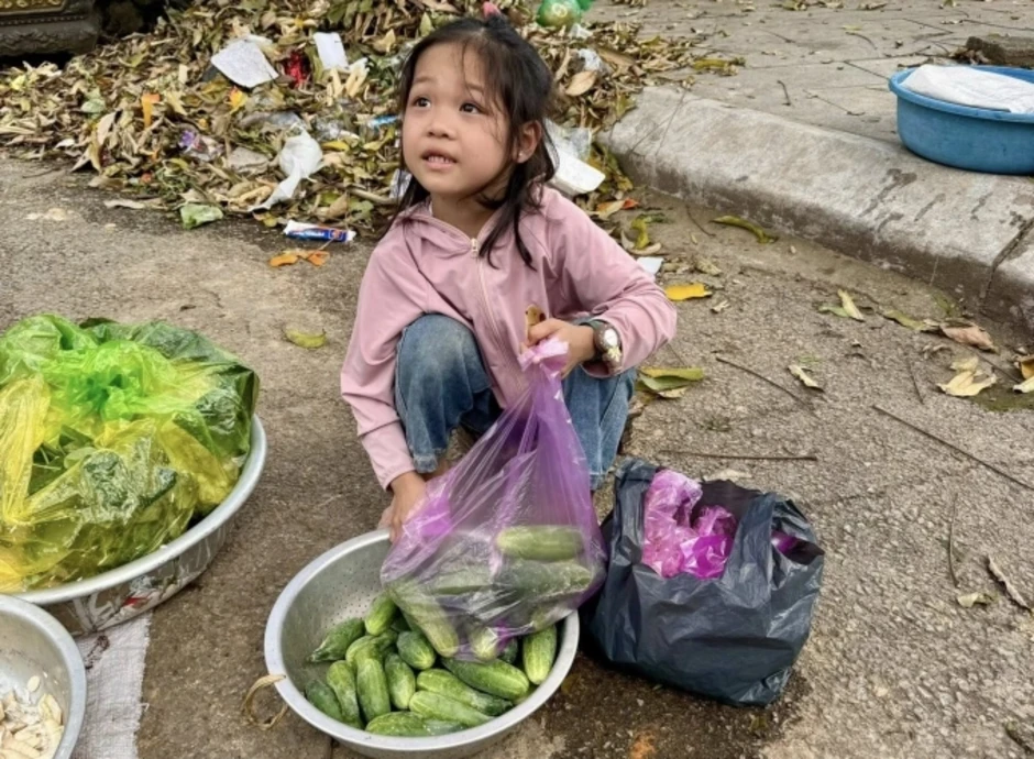 Phép màu 240 triệu dành cho cô bé mồ côi bán rau Phép màu 240 triệu dành cho cô bé mồ côi bán rau