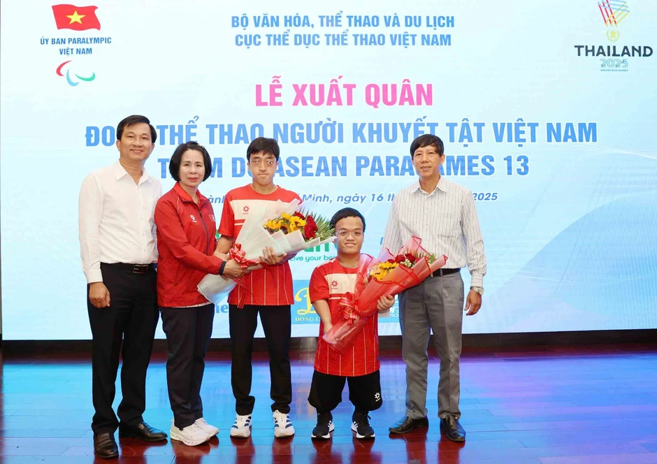 Phía sau những tấm huy chương của 2 chàng trai khuyết tật Phía sau những tấm huy chương của 2 chàng trai khuyết tật