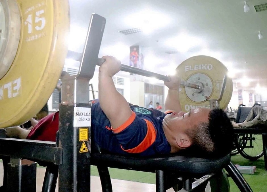 Phía sau những tấm huy chương của 2 chàng trai khuyết tật Phía sau những tấm huy chương của 2 chàng trai khuyết tật