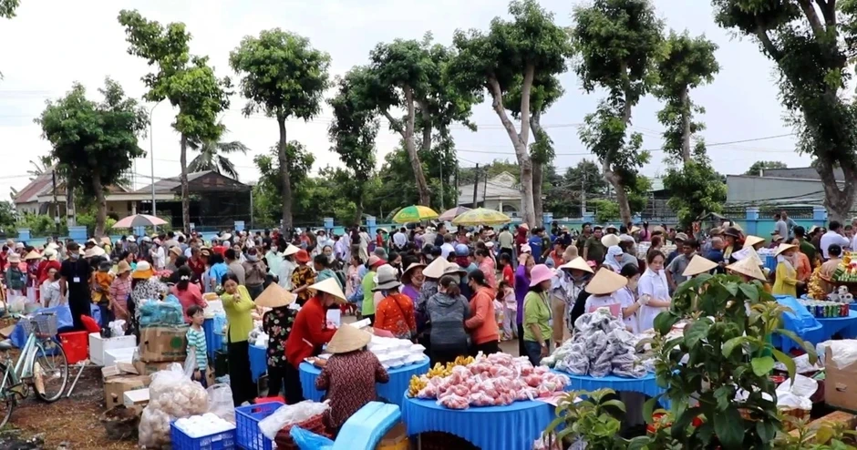 Phiên chợ mua đồ bằng lá dịp 8/3 thu hút hàng trăm người dân ở Đồng Nai