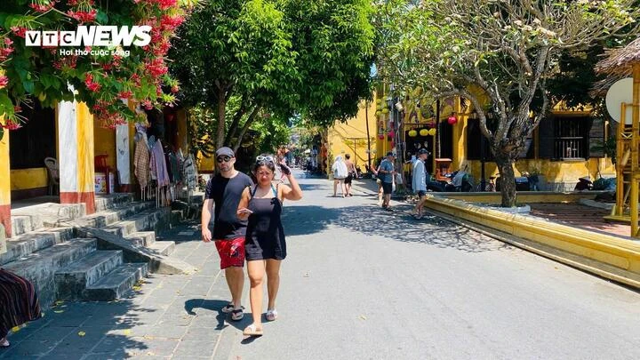 Phố cổ Hội An thoáng đãng trong ngày đầu Đà Nẵng ra quân lập lại trật tự vỉa hè Phố cổ Hội An thoáng đãng trong ngày đầu Đà Nẵng ra quân lập lại trật tự vỉa hè