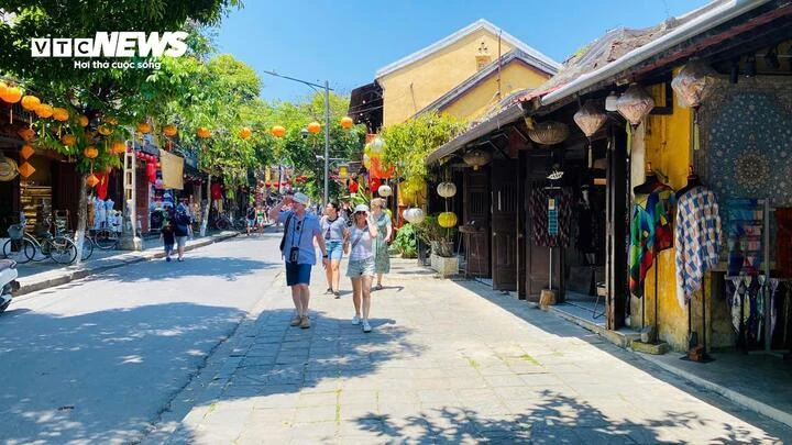 Phố cổ Hội An thoáng đãng trong ngày đầu Đà Nẵng ra quân lập lại trật tự vỉa hè Phố cổ Hội An thoáng đãng trong ngày đầu Đà Nẵng ra quân lập lại trật tự vỉa hè