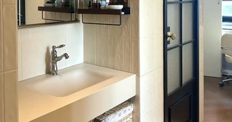 Phòng tắm nhỏ không cần bồn rửa: 4 cách bố trí không gian đẹp và tiện lợi hơn
