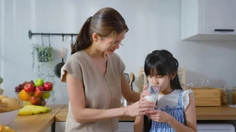 Phụ huynh kỹ tính chọn sữa cho con