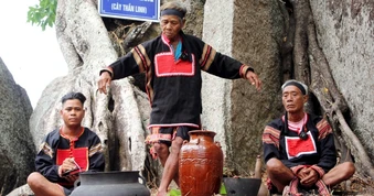 Phụ tá Vua Lửa lên núi thiêng, múa “đại bàng tung cánh” gọi mưa giữa hạn