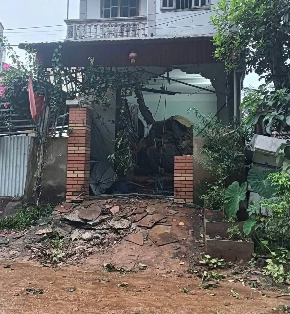 Phút thoát chết gang tấc khi tảng đá khổng lồ lăn thủng nhà ở Lạng Sơn Phút thoát chết gang tấc khi tảng đá khổng lồ lăn thủng nhà ở Lạng Sơn