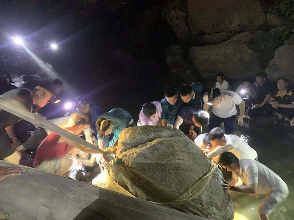 Phút trăm người ở Hà Nội nhấc khối đá lớn cứu người bị kẹt chân Phút trăm người ở Hà Nội nhấc khối đá lớn cứu người bị kẹt chân