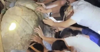 Phút trăm người ở Hà Nội nhấc khối đá lớn cứu người bị kẹt chân