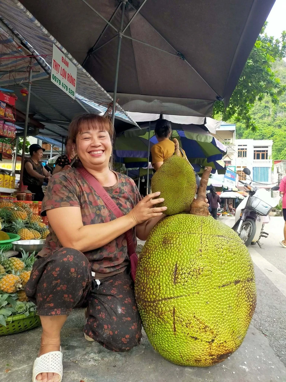 Quả mít khổng lồ nặng 53kg ở Lạng Sơn, cả chợ đổ đến xem
