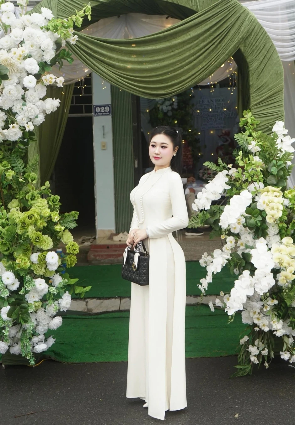 Quá nổi bật trong đám cưới, cô gái bị chỉ trích "kém tinh tế", cố tình khoe body. Cộng đồng mạng đang quá khắt khe? Quá nổi bật trong đám cưới, cô gái bị chỉ trích "kém tinh tế", cố tình khoe body. Cộng đồng mạng đang quá khắt khe?