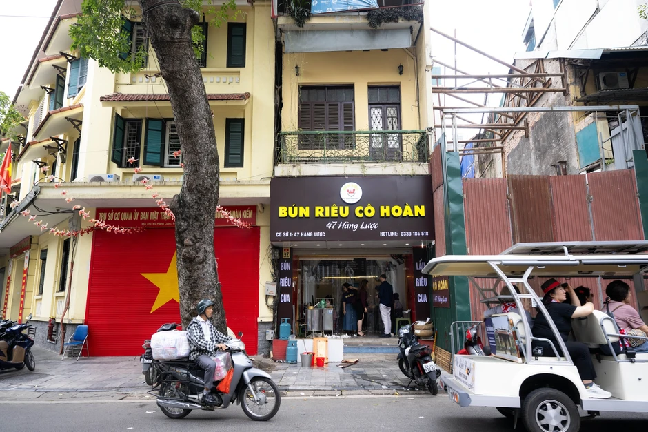 Quán bún riêu Hà Nội bị phạt 4,5 triệu sau vụ khách Trung chê bẩn: Lên đời chỗ mới, điều hoà khang trang Quán bún riêu Hà Nội bị phạt 4,5 triệu sau vụ khách Trung chê bẩn: Lên đời chỗ mới, điều hoà khang trang