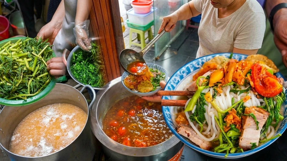 Quán canh bún cua gia truyền ở phố cổ Hà Nội, sợi bún to gấp vài lần bình thường, dùng 5 kg cua đồng cho nồi nước dùng Quán canh bún cua gia truyền ở phố cổ Hà Nội, sợi bún to gấp vài lần bình thường, dùng 5 kg cua đồng cho nồi nước dùng