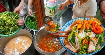 Quán canh bún cua gia truyền ở phố cổ Hà Nội, sợi bún to gấp vài lần bình thường, dùng 5 kg cua đồng cho nồi nước dùng