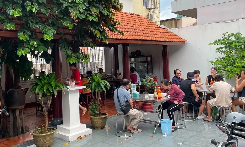 Quán hủ tiếu trong biệt thự ở TP HCM 'gây sốt' Quán hủ tiếu trong biệt thự ở TP HCM 'gây sốt'