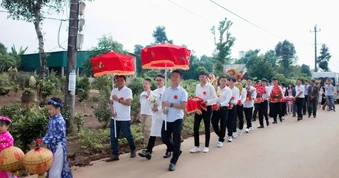 Quảng Trị khuyến khích cặp đôi đặt hoa tri ân liệt sĩ trong ngày cưới