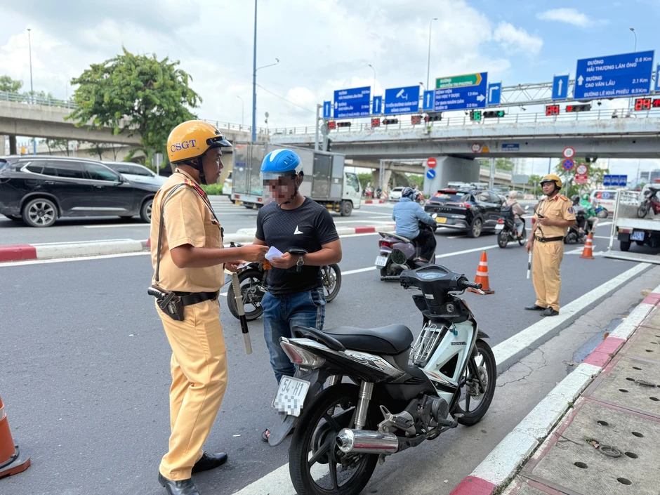 Quay đầu khi đèn rẽ trái màu đỏ có bị phạt? Cục CSGT lên tiếng Quay đầu khi đèn rẽ trái màu đỏ có bị phạt? Cục CSGT lên tiếng