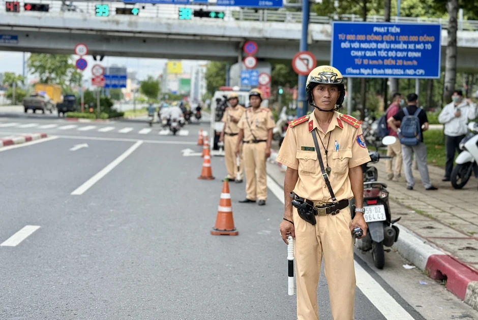 Quay đầu khi đèn rẽ trái màu đỏ có bị phạt? Cục CSGT lên tiếng Quay đầu khi đèn rẽ trái màu đỏ có bị phạt? Cục CSGT lên tiếng