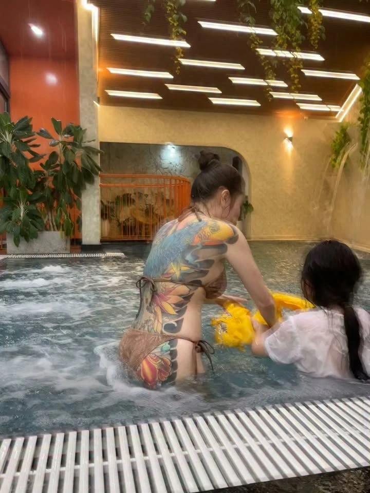 Quay video "hút" gần 20 triệu view, hot girl khiến CĐM tranh cãi vì một chi tiết đặc biệt Quay video "hút" gần 20 triệu view, hot girl khiến CĐM tranh cãi vì một chi tiết đặc biệt