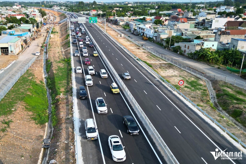 Quốc lộ 51 quá tải, cao tốc Biên Hòa - Vũng Tàu ùn tắc hơn 4km Quốc lộ 51 quá tải, cao tốc Biên Hòa - Vũng Tàu ùn tắc hơn 4km