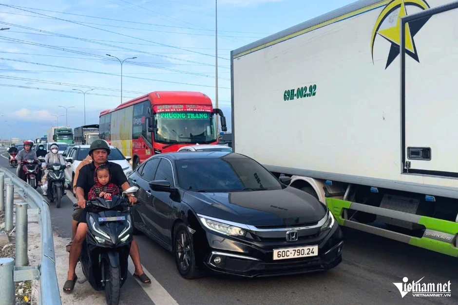 Quốc lộ 51 quá tải, cao tốc Biên Hòa - Vũng Tàu ùn tắc hơn 4km Quốc lộ 51 quá tải, cao tốc Biên Hòa - Vũng Tàu ùn tắc hơn 4km