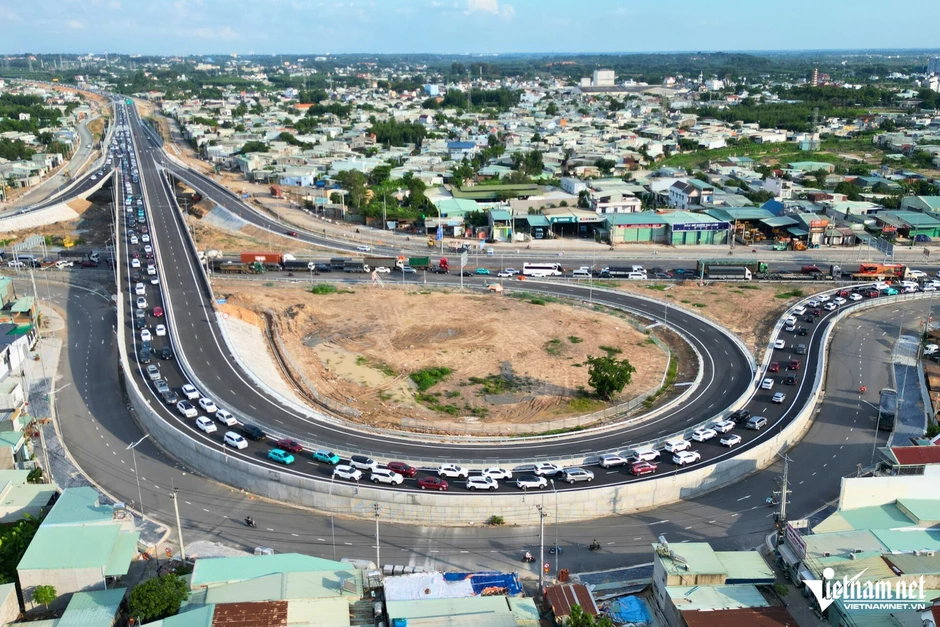 Quốc lộ 51 quá tải, cao tốc Biên Hòa - Vũng Tàu ùn tắc hơn 4km Quốc lộ 51 quá tải, cao tốc Biên Hòa - Vũng Tàu ùn tắc hơn 4km