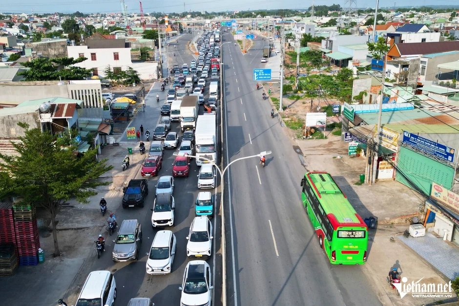 Quốc lộ 51 quá tải, cao tốc Biên Hòa - Vũng Tàu ùn tắc hơn 4km Quốc lộ 51 quá tải, cao tốc Biên Hòa - Vũng Tàu ùn tắc hơn 4km