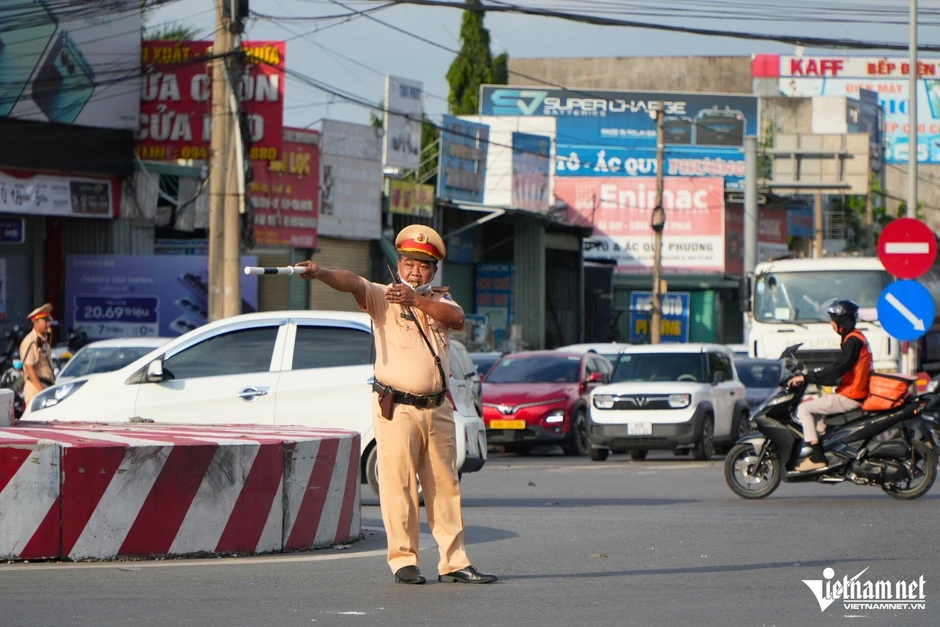 Quốc lộ 51 quá tải, cao tốc Biên Hòa - Vũng Tàu ùn tắc hơn 4km Quốc lộ 51 quá tải, cao tốc Biên Hòa - Vũng Tàu ùn tắc hơn 4km