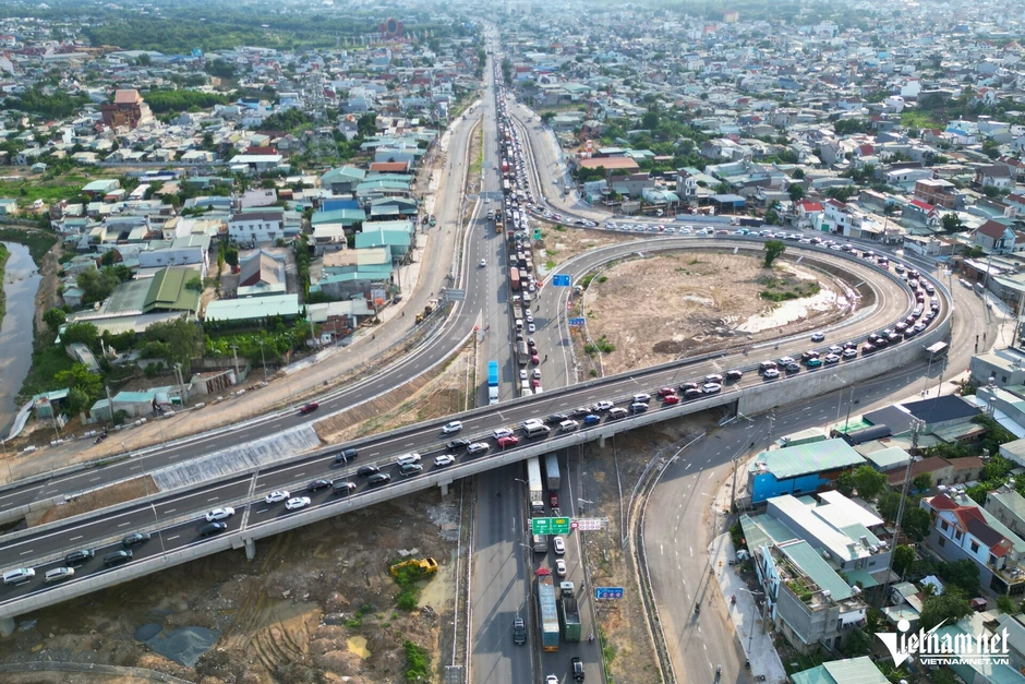 Quốc lộ 51 quá tải, cao tốc Biên Hòa - Vũng Tàu ùn tắc hơn 4km Quốc lộ 51 quá tải, cao tốc Biên Hòa - Vũng Tàu ùn tắc hơn 4km