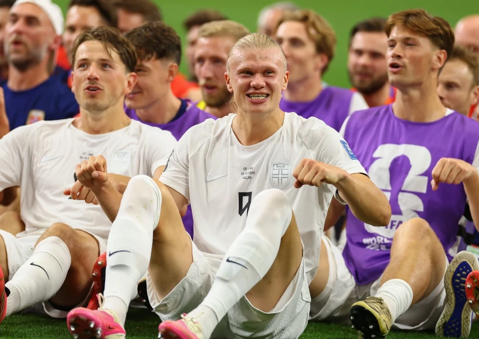 Quý ông chèo thuyền tạo ra màn cổ vũ gây sốt nhất World Cup Quý ông chèo thuyền tạo ra màn cổ vũ gây sốt nhất World Cup