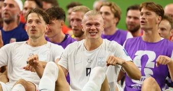 Quý ông chèo thuyền tạo ra màn cổ vũ gây sốt nhất World Cup