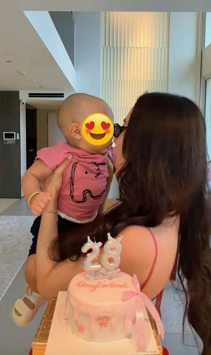 Quyên Qui lần đầu khoe con trai với phó chủ tịch Quyên Qui lần đầu khoe con trai với phó chủ tịch